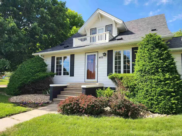 403 1st St., Hull, IA 51239