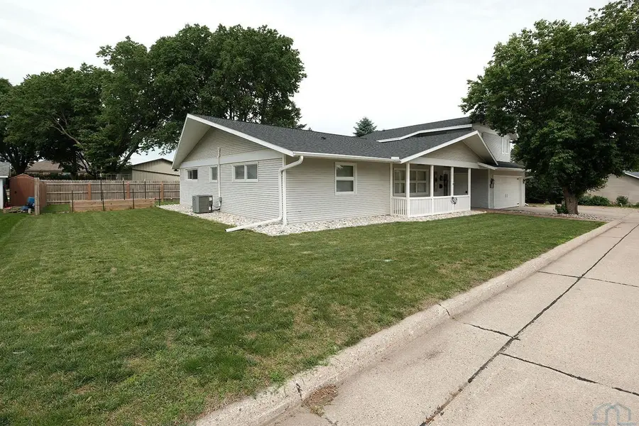 86 8th Street NE, Sioux Center, IA 51250 - #3
