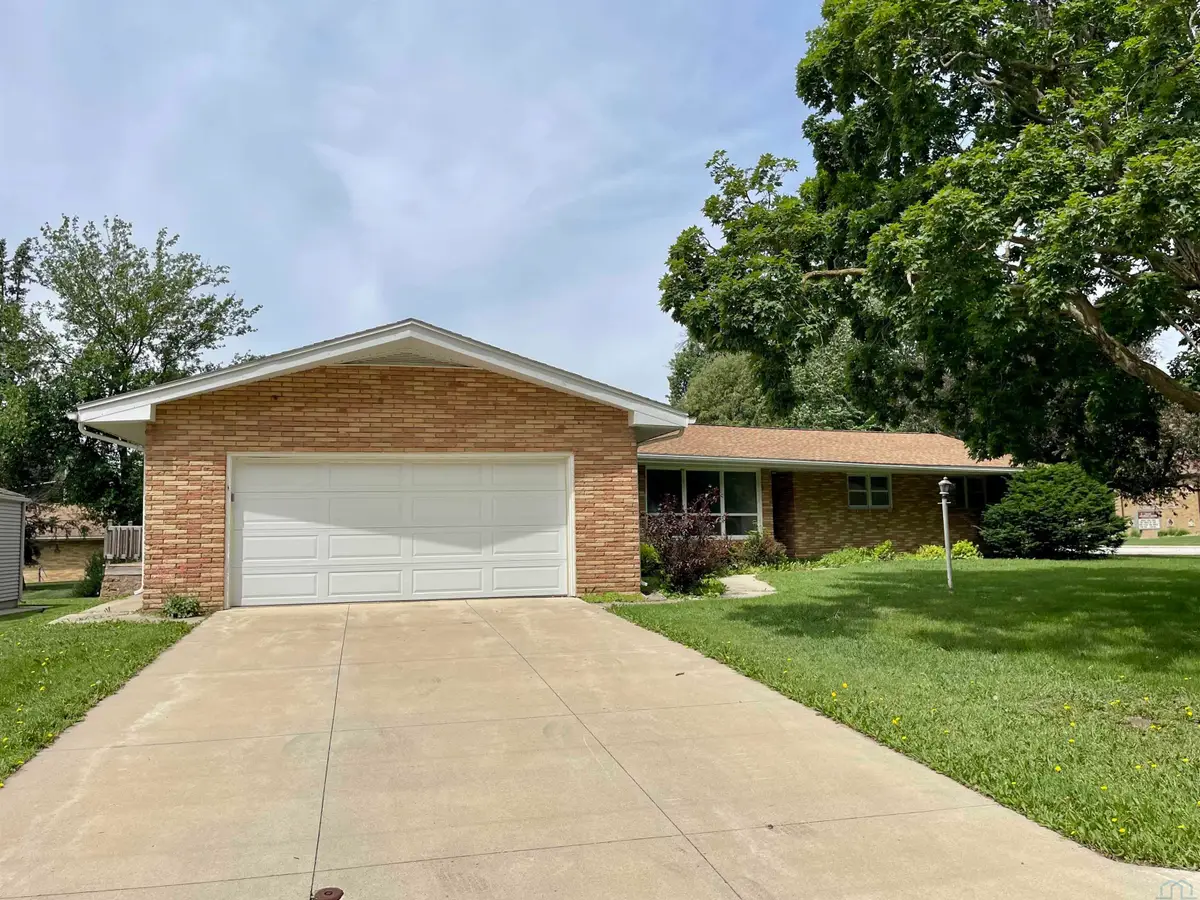 512 Gran Dr, Storm Lake, IA 50588 - #1