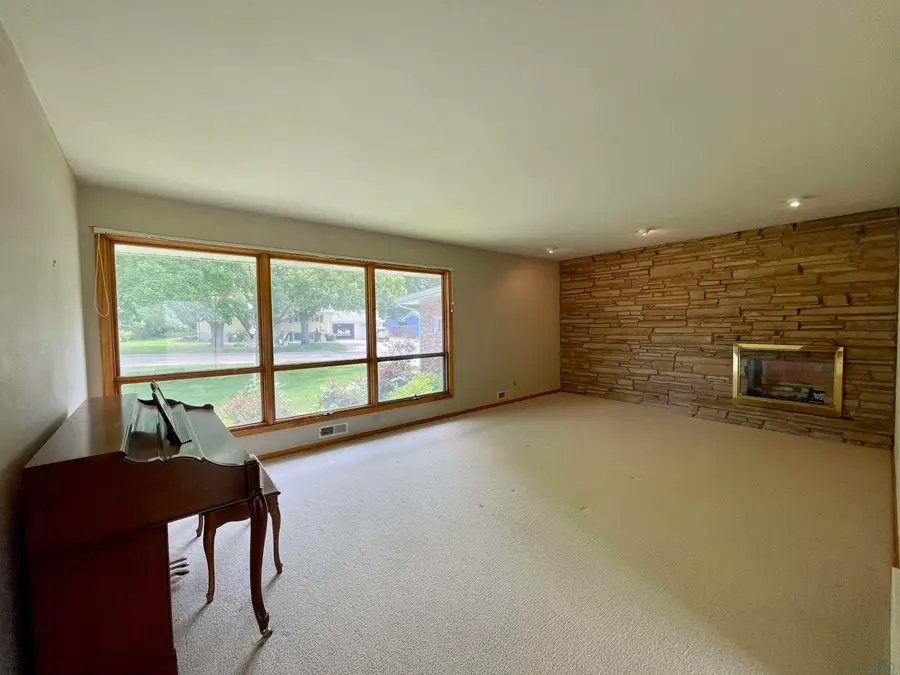 512 Gran Dr, Storm Lake, IA 50588 - #3