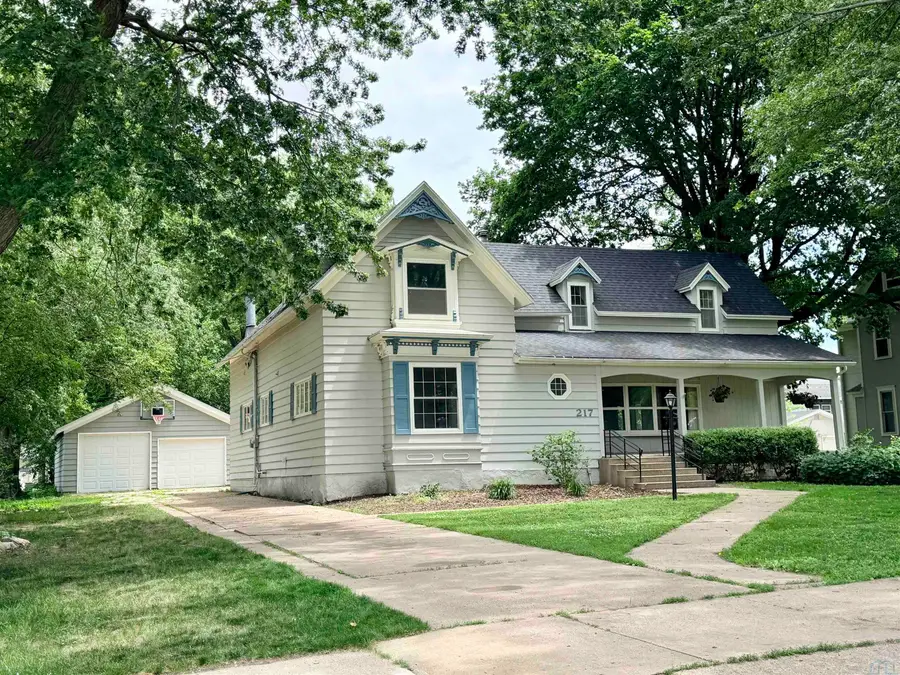 217 LAKE AVE, Storm Lake, IA 50588 - #2