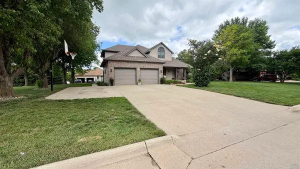 925 LEONA CIR, Storm Lake, IA 50588