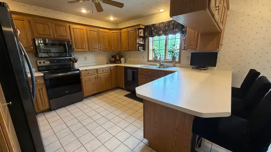 925 LEONA CIR, Storm Lake, IA 50588 - #2
