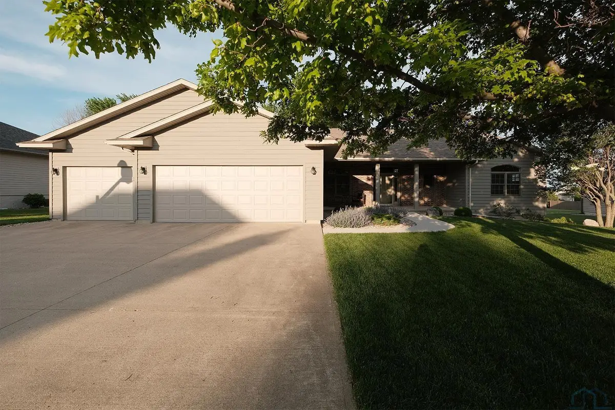 1642 4th Avenue E, Sioux Center, IA 51250 - #1
