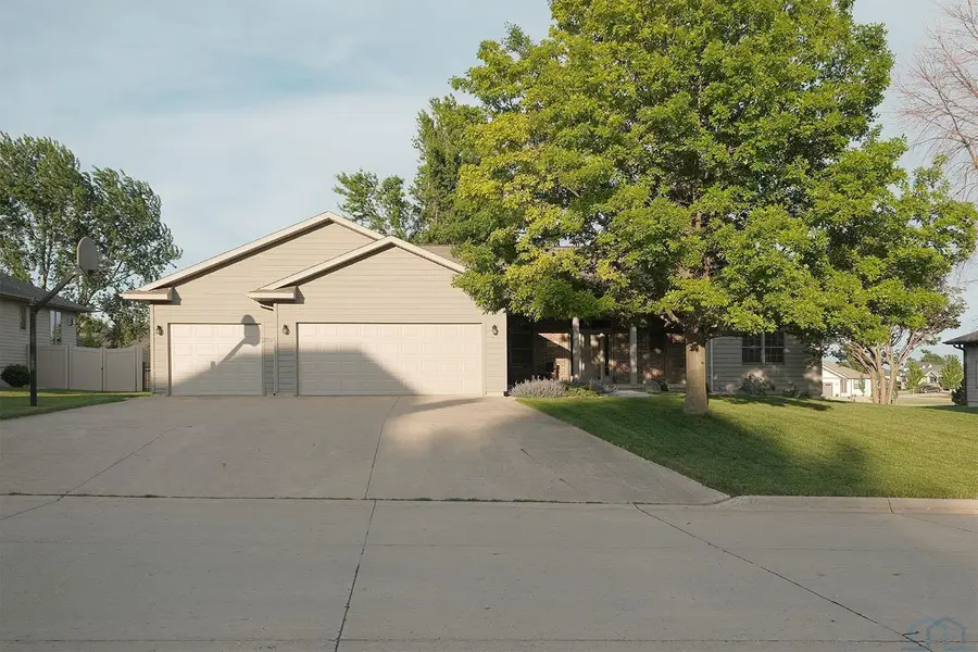 1642 4th Avenue E, Sioux Center, IA 51250 - #2