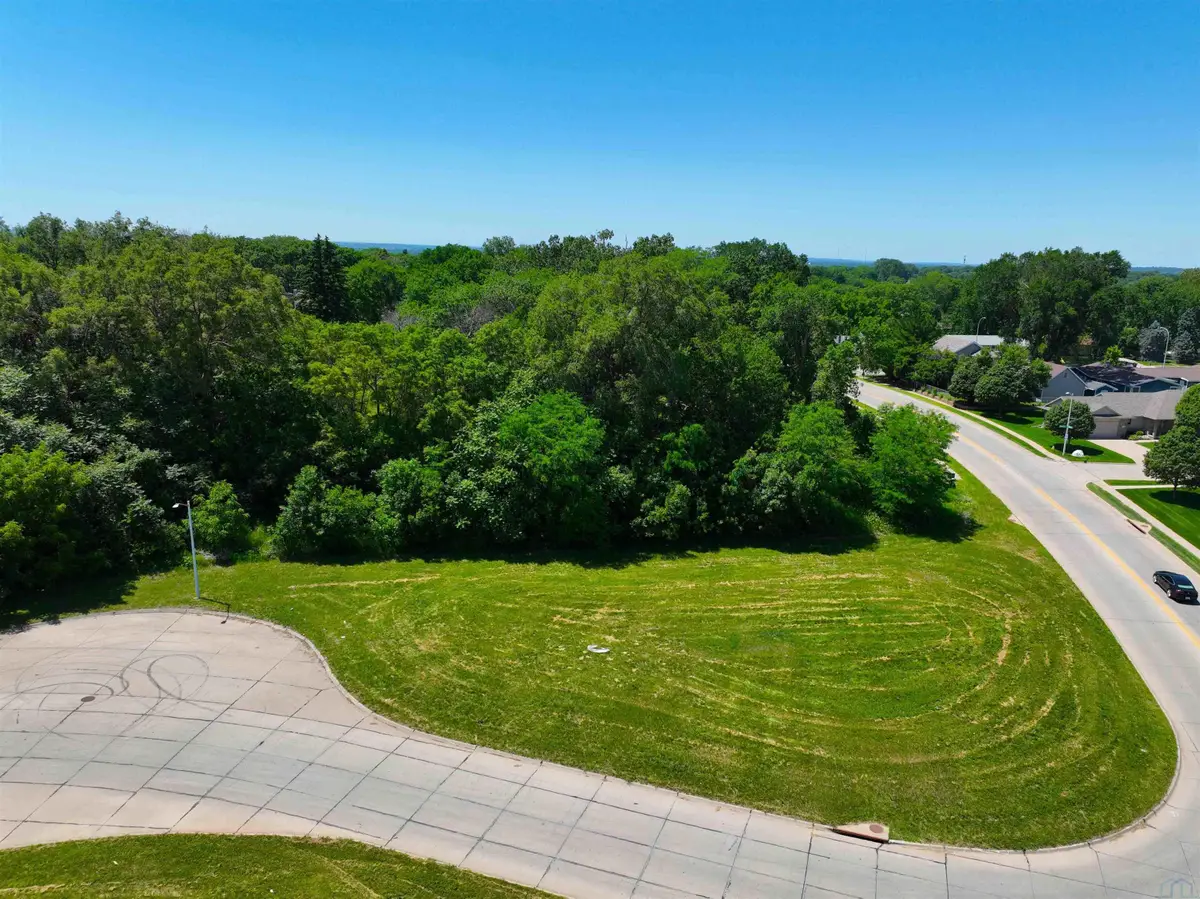 3401 Lincoln Ct, Sioux City, IA 51106 - #1