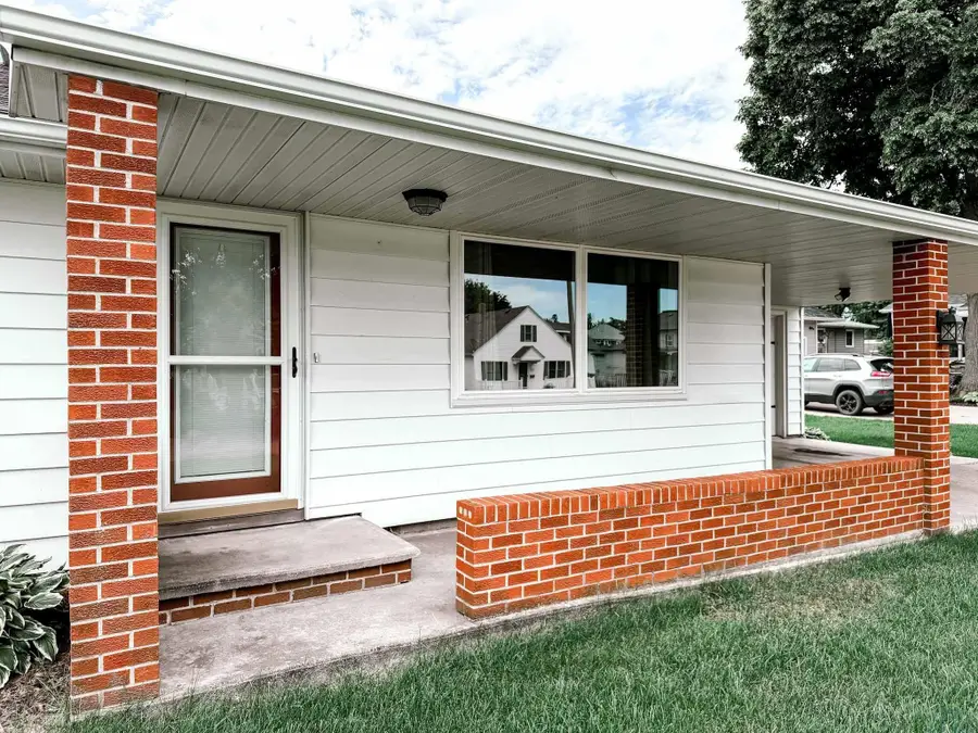 218 4th St NE, Orange City, IA 51041 - #3