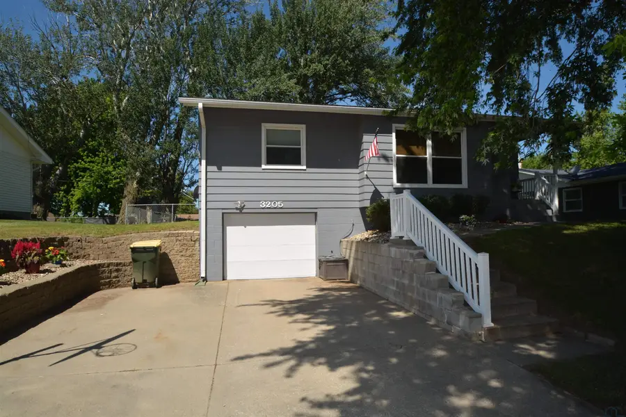 3205 S Clinton St, Sioux City, IA 51106 - #2