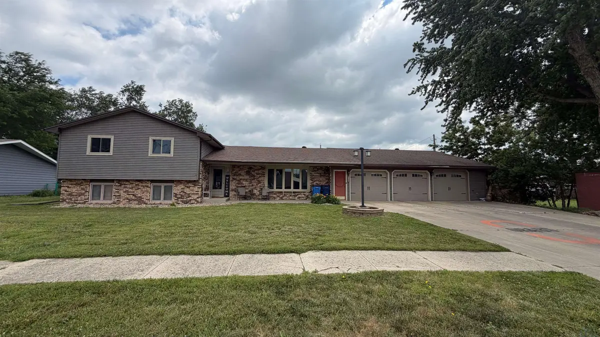 114 N 6th Ave, Sheldon, IA 51201 - #1