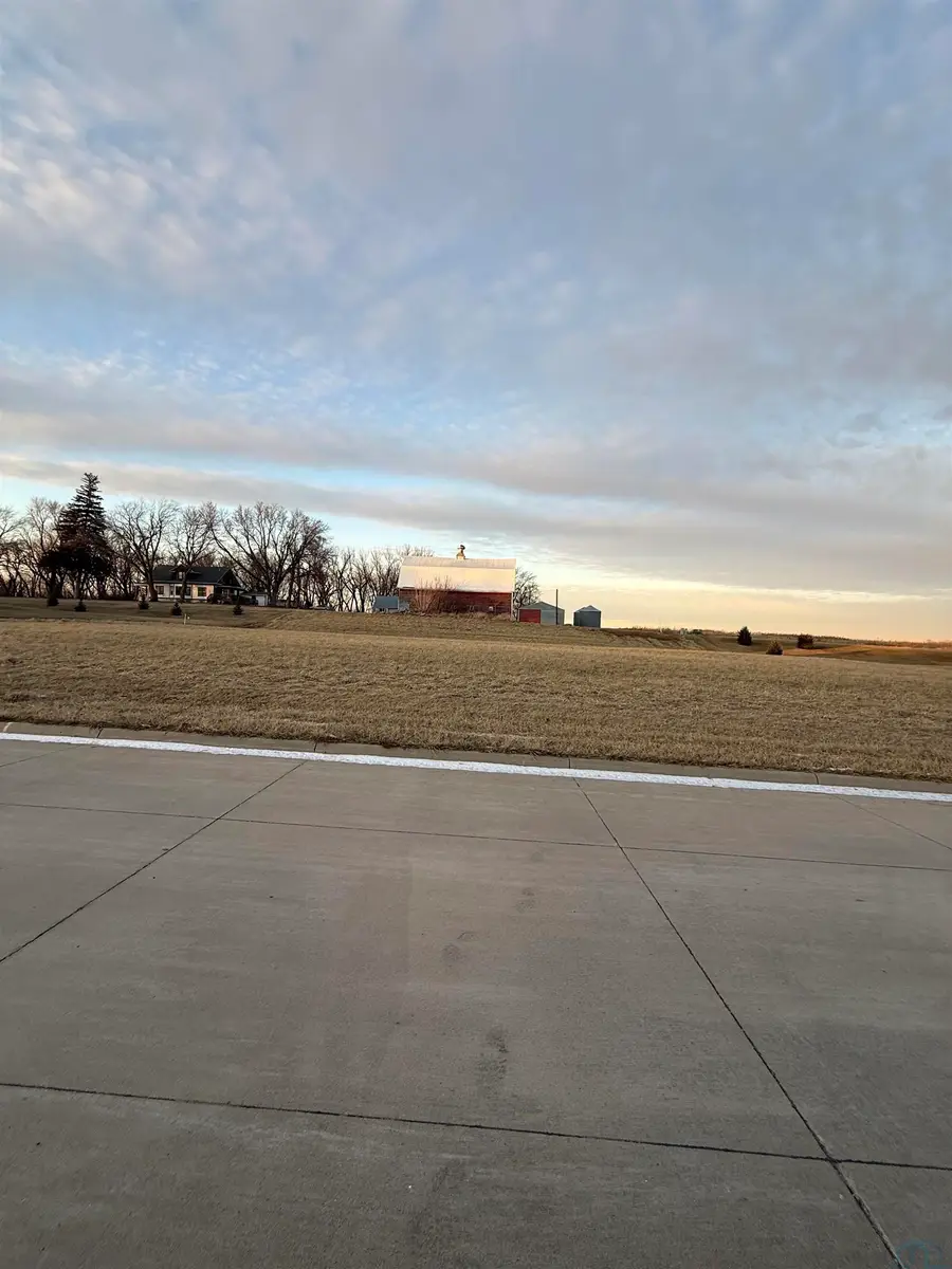302 9th St SE, Orange City, IA 51041 - #3