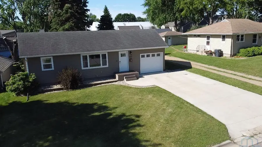 125 5TH ST SW, Sioux Center, IA 51250 - #2