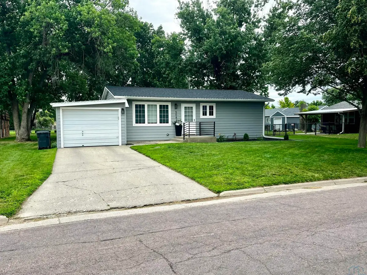 508 S Court St, Elk Point, SD 57025 - #1