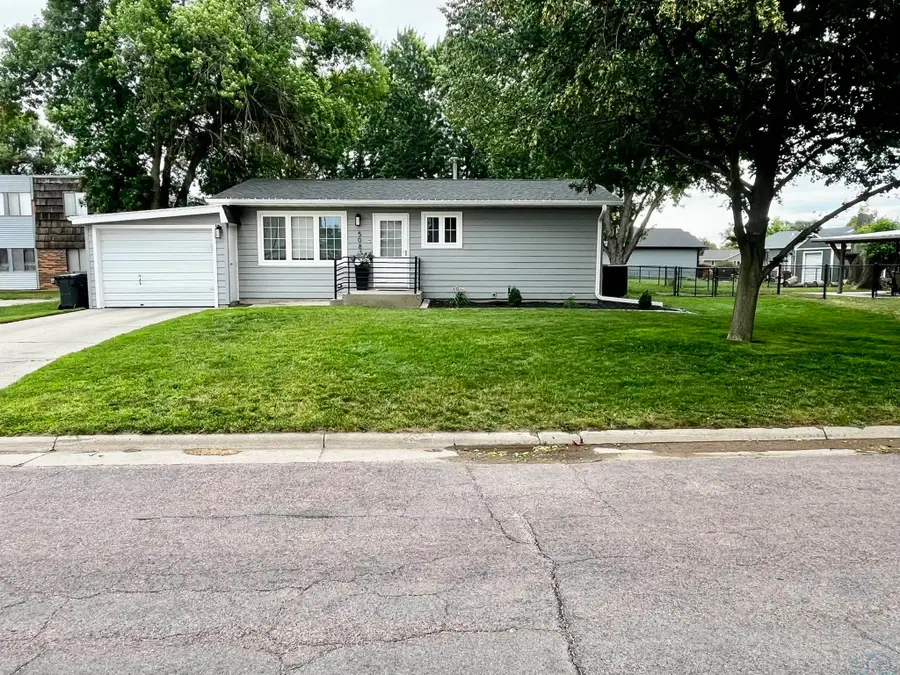 508 S Court St, Elk Point, SD 57025 - #2
