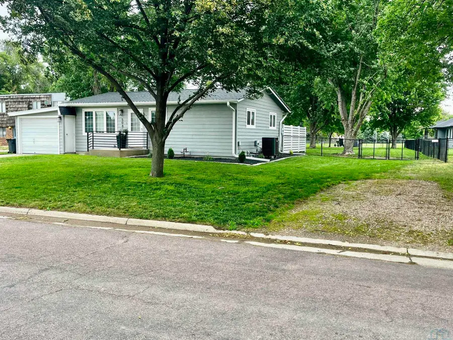 508 S Court St, Elk Point, SD 57025 - #3