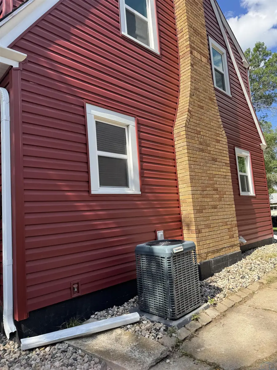 3239 Pierce St, Sioux City, IA 51104 - #2