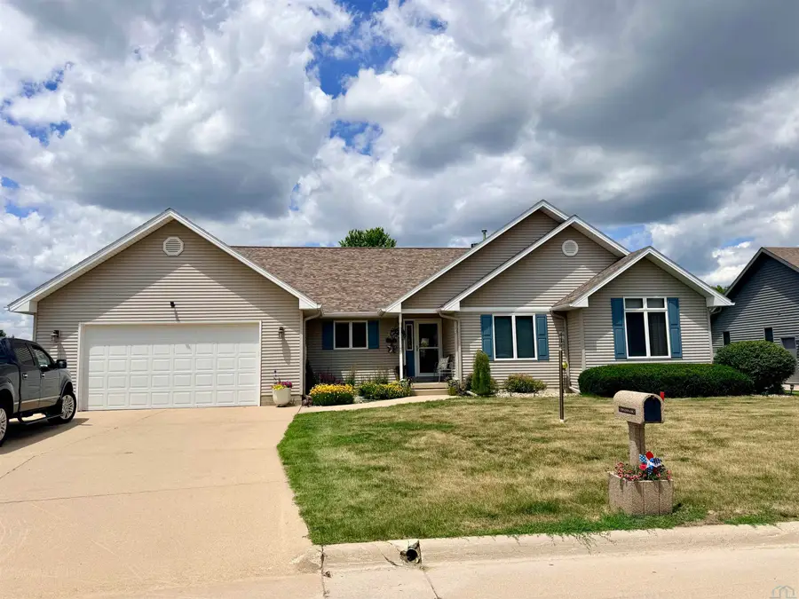 3209 LEONA DR, Storm Lake, IA 50588 - #2