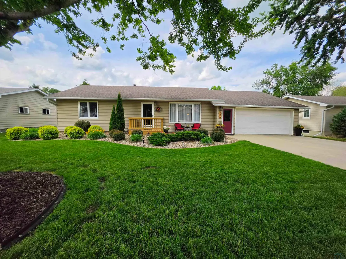 606 5th St SE, Orange City, IA 51041 - #1