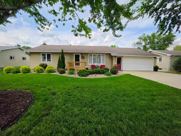 606 5th St SE, Orange City, IA 51041