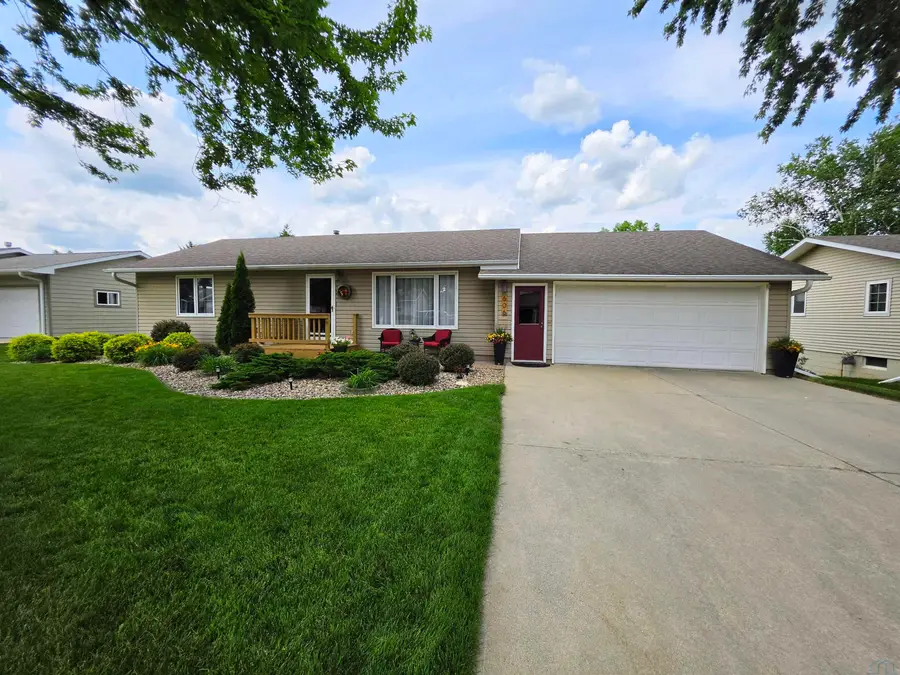 606 5th St SE, Orange City, IA 51041 - #2