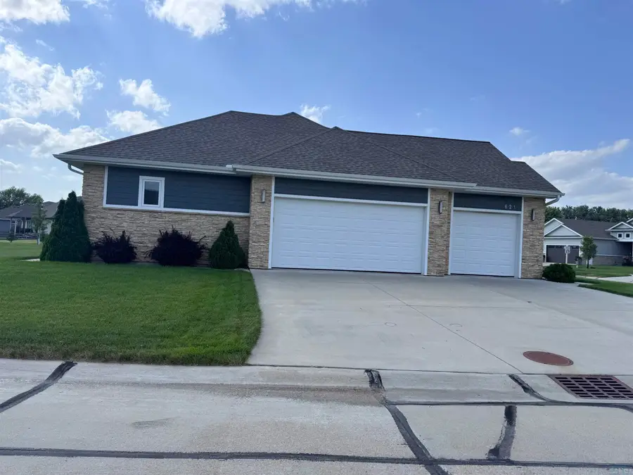 621 Bluestem Trail, Dakota Dunes, SD 57049 - #2