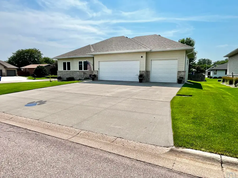 201 Lexington Court, Elk Point, SD 57025 - #2