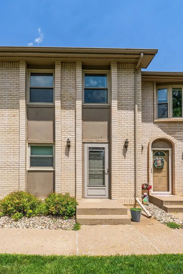 1839 INDIAN HILLS DR, Sioux City, IA 51104