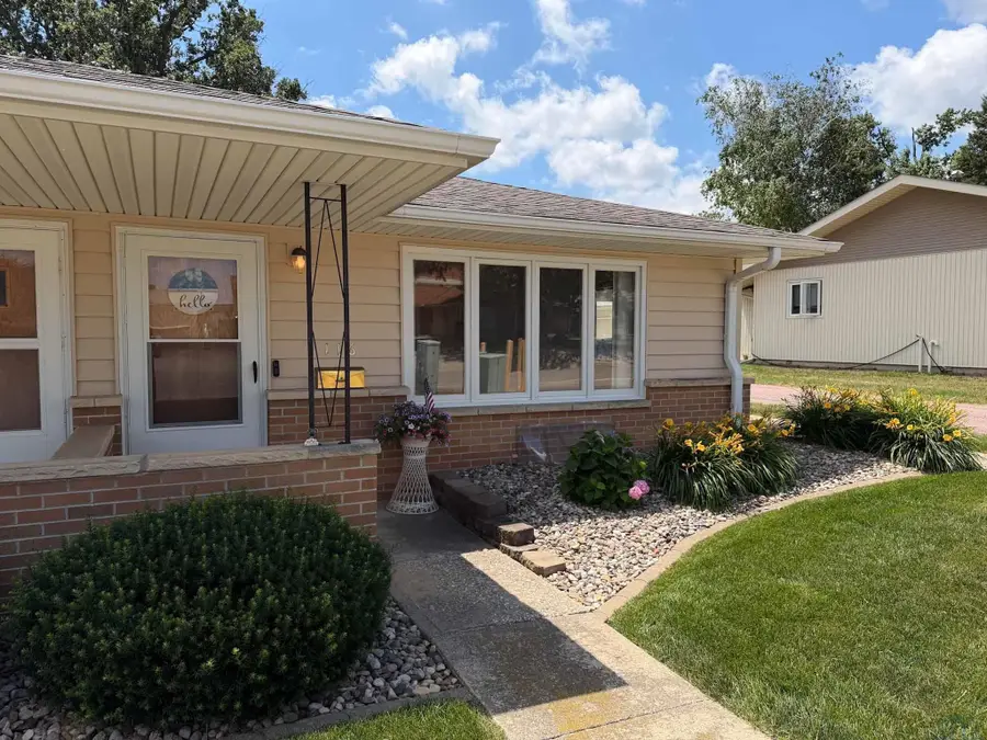 116 3rd St SE, Orange City, IA 51041 - #2