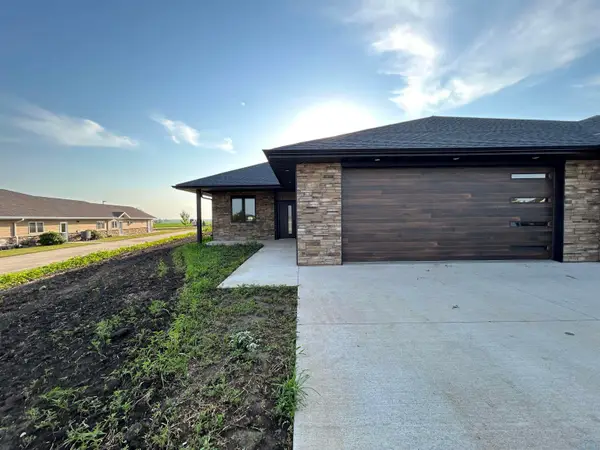 2075 Riviera RD, Sioux Center, IA 51250