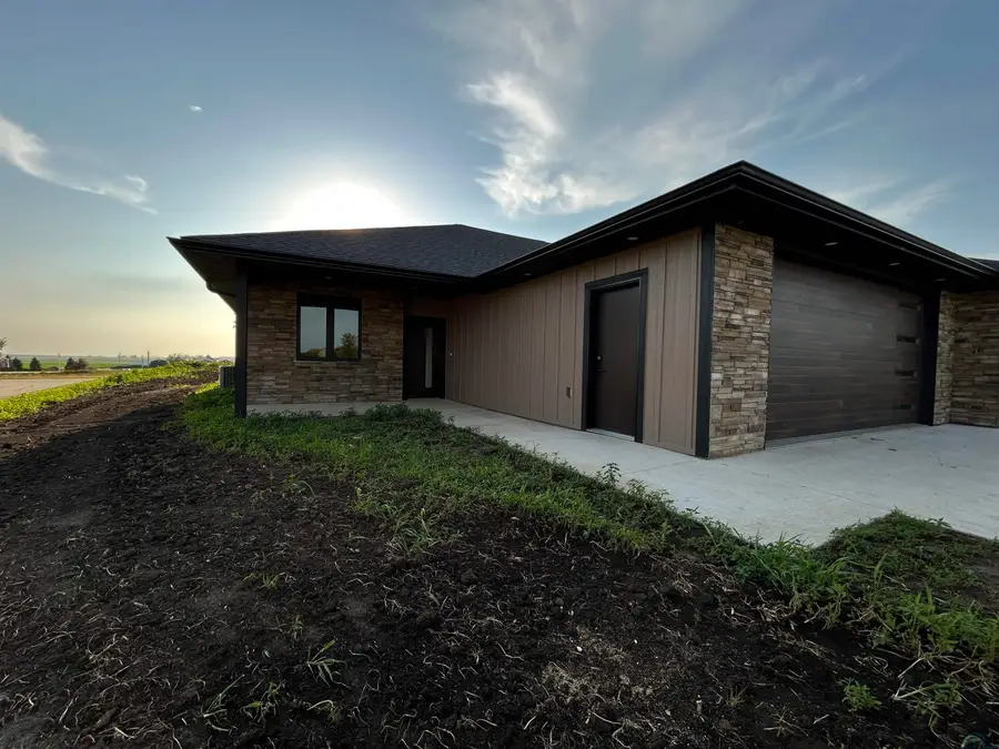 2075 Riviera RD, Sioux Center, IA 51250 - #2
