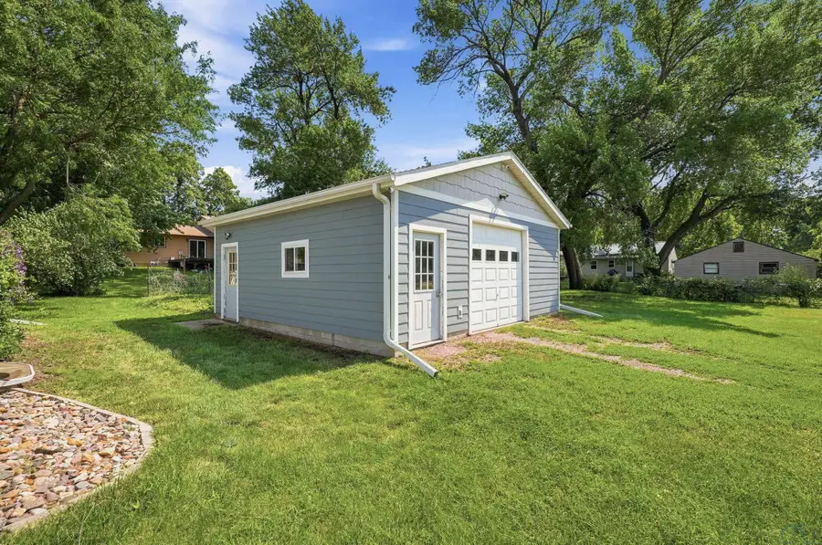 437 Holder St, Larchwood, IA 51241 - #2
