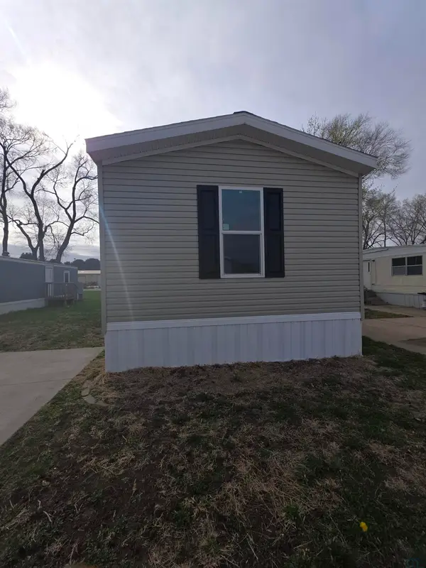 833 E Duke St #5, Vermillion, SD 57069
