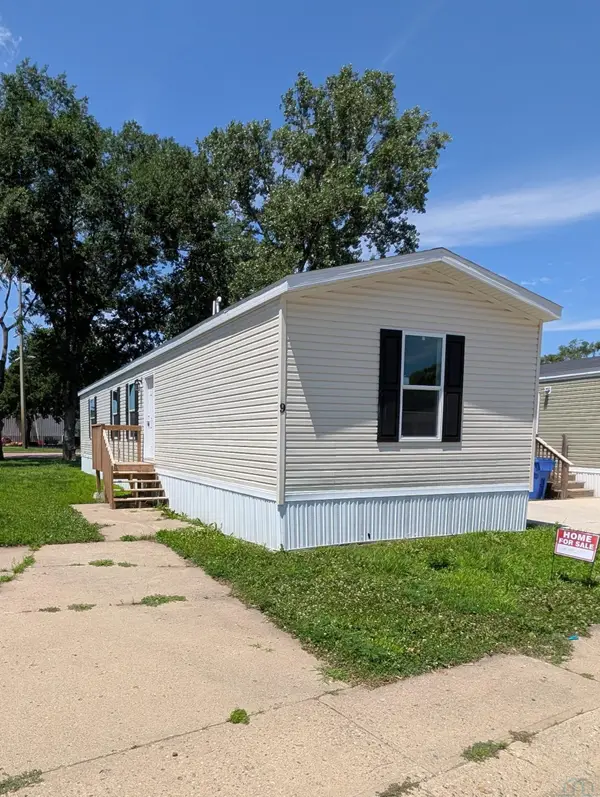 833 E Duke St #9, Vermillion, SD 57069