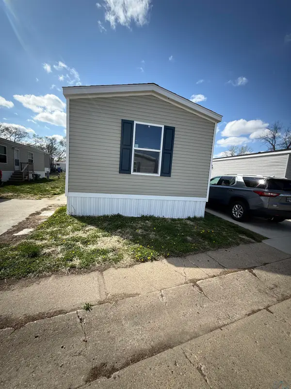 833 E Duke St #31, Vermillion, SD 57069