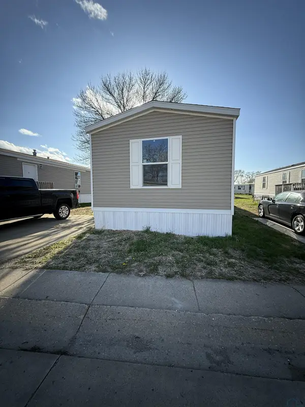 833 E Duke St #65, Vermillion, SD 57069