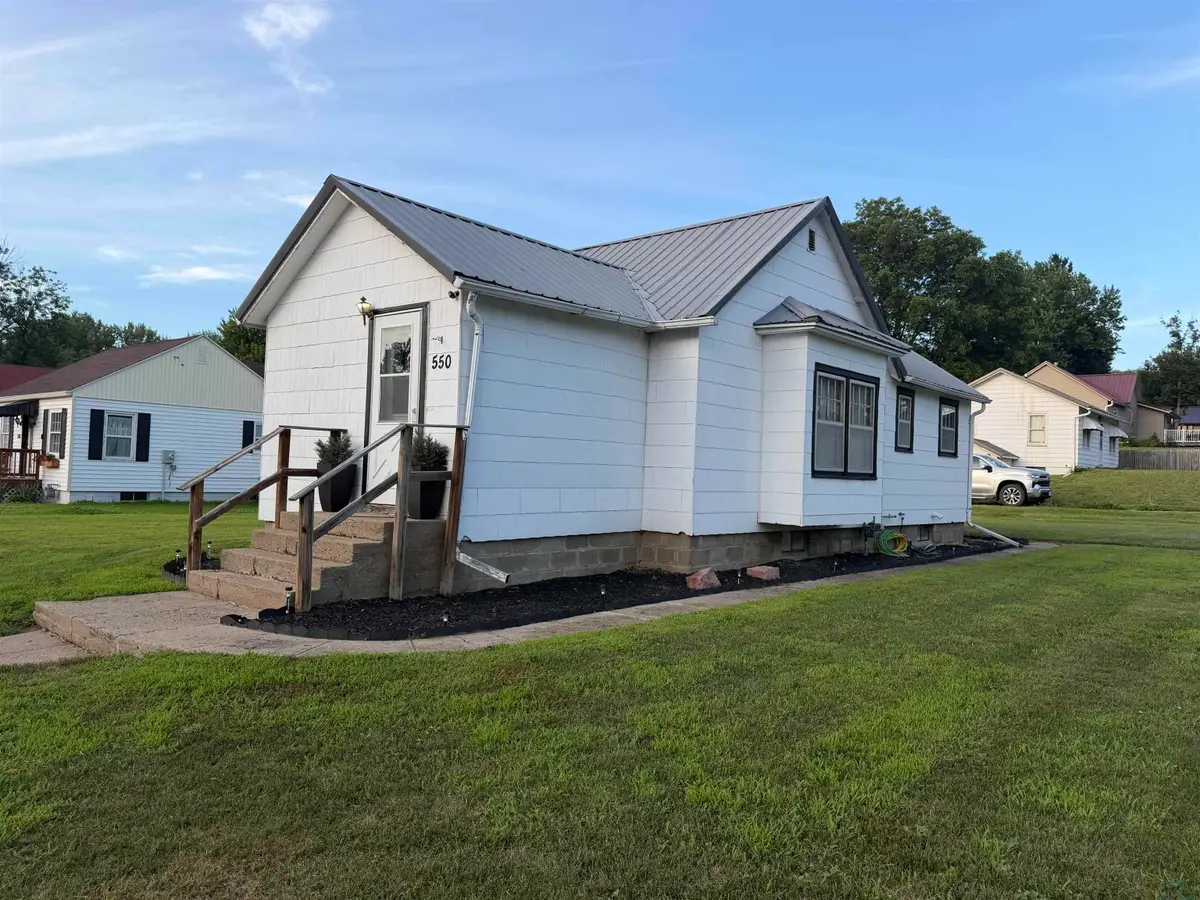 550 S 6th St, Akron, IA 51001 - #1