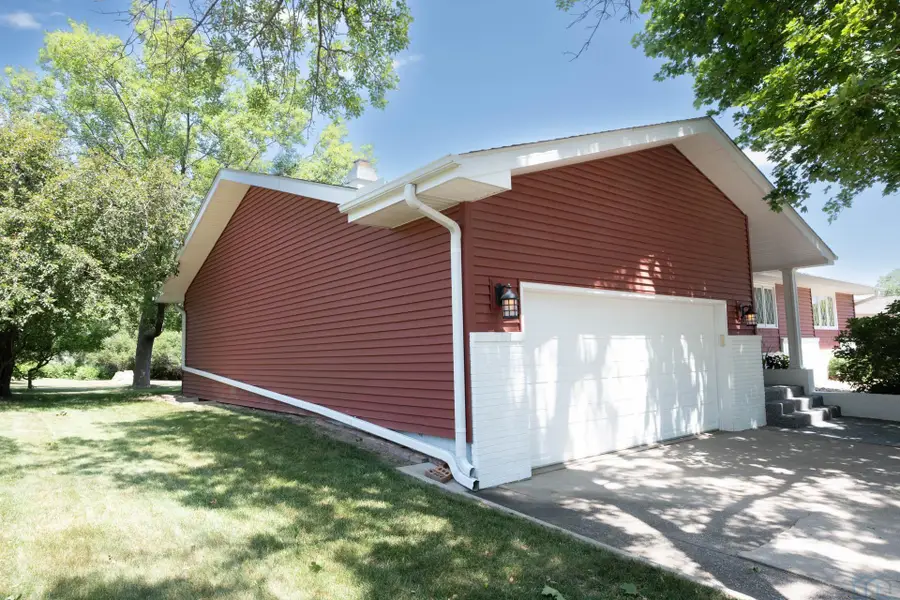 1331 Hiawatha Trl, Sioux City, IA 51104 - #3