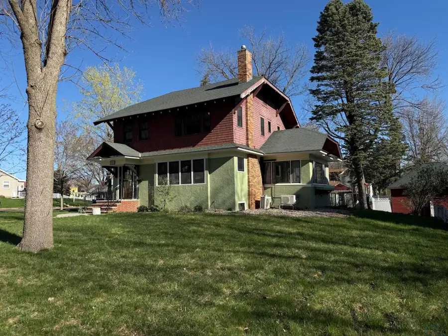 303 1st St NE, Orange City, IA 51041 - #2