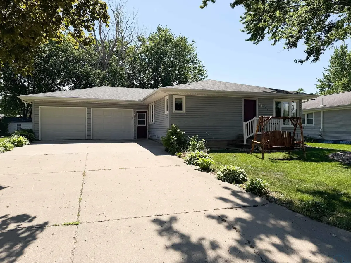 513 Iowa Ave SW, Orange City, IA 51041 - #1