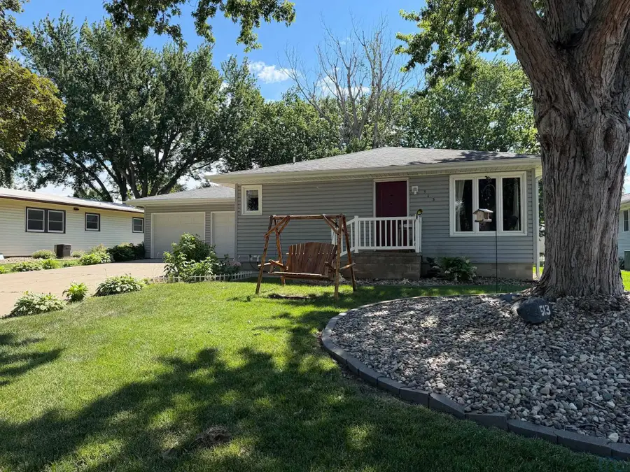 513 Iowa Ave SW, Orange City, IA 51041 - #2