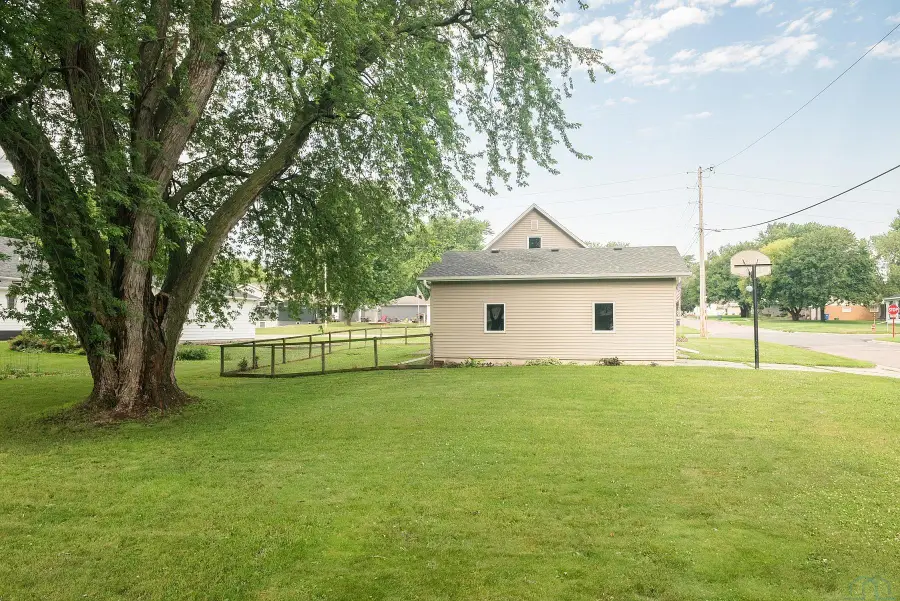 408 2ND ST, Hull, IA 51239 - #3