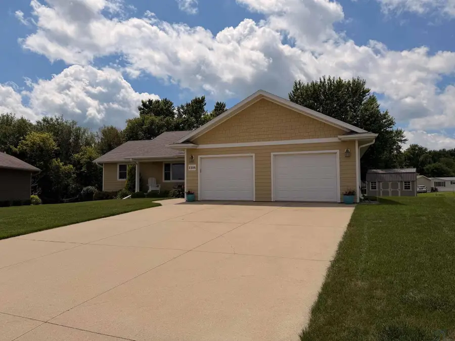 1108 Denver Pl SE, Orange City, IA 51041 - #2