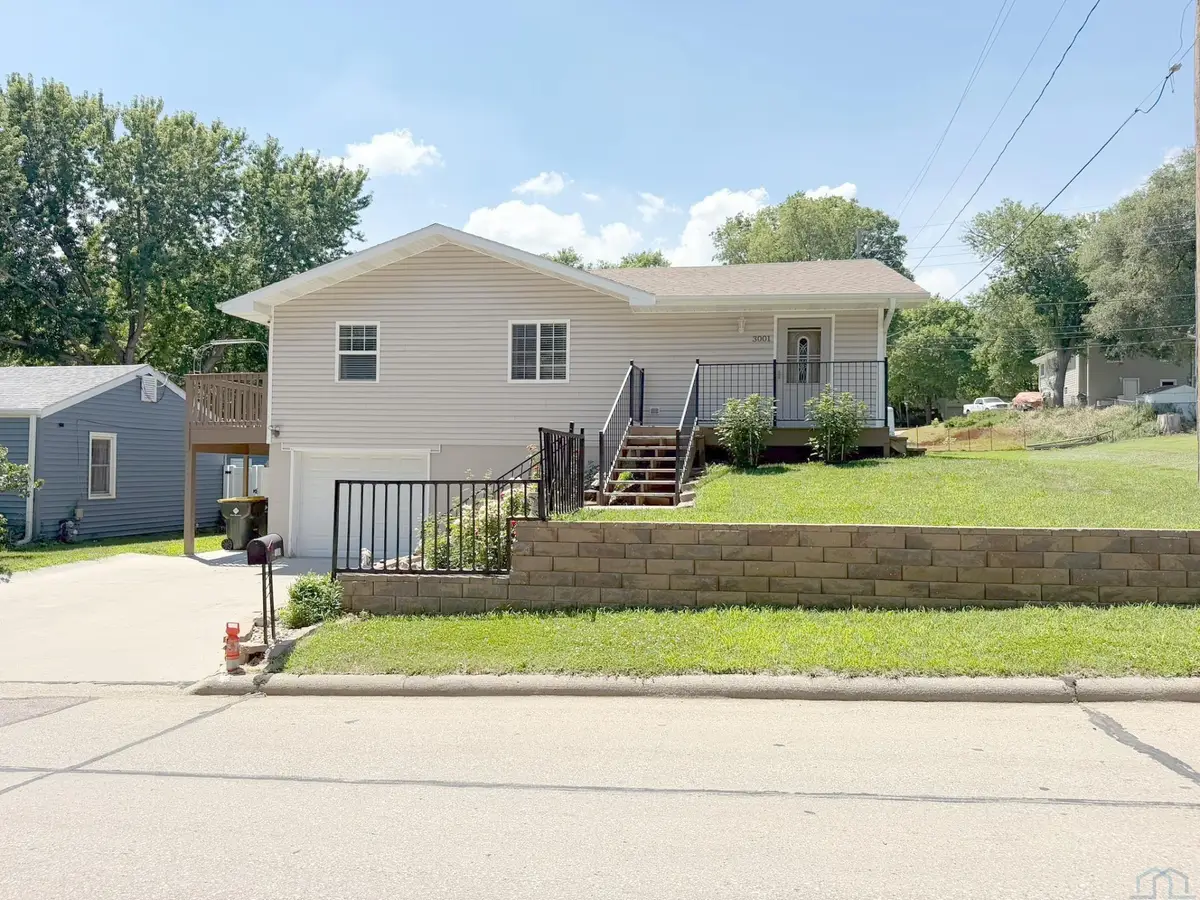 3001 S MARTHA ST, Sioux City, IA 51106 - #1