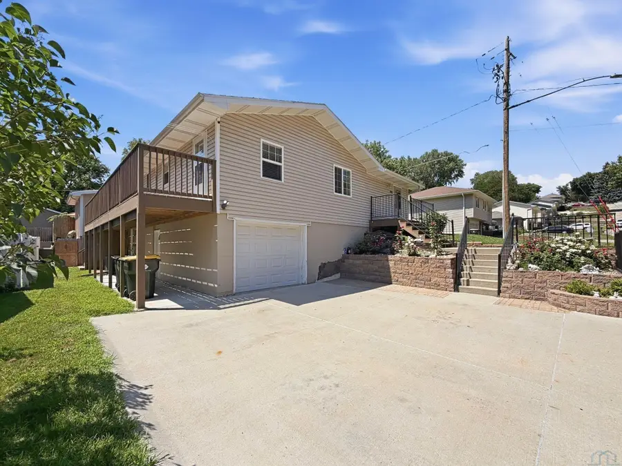 3001 S MARTHA ST, Sioux City, IA 51106 - #2