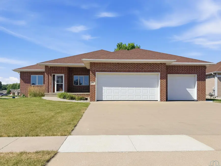 901 ROCKWOOD CT, Sergeant Bluff, IA 51054 - #2