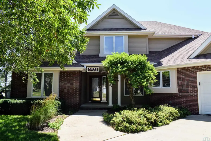 2921 S Lyons Street, Sioux City, IA 51106 - #2