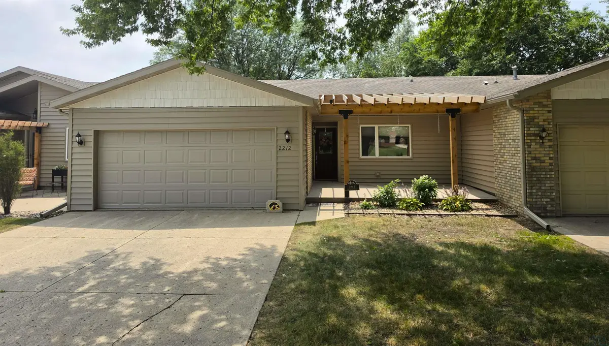 2212 E 6th St, Sheldon, IA 51201 - #1