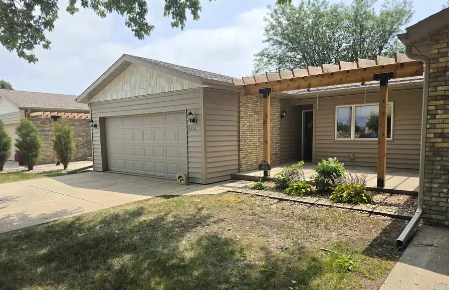 2212 E 6th St, Sheldon, IA 51201 - #2