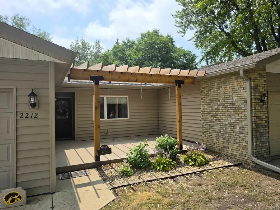 2212 E 6th St, Sheldon, IA 51201 - #3