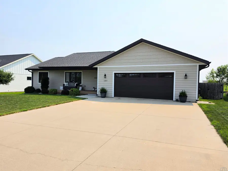 1307 Providence Place SE, Orange City, IA 51041 - #2