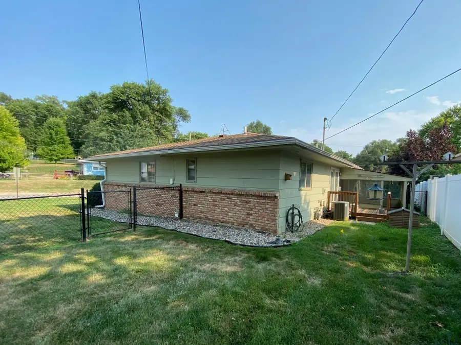 2501 S CLEVELAND ST, Sioux City, IA 51106 - #3